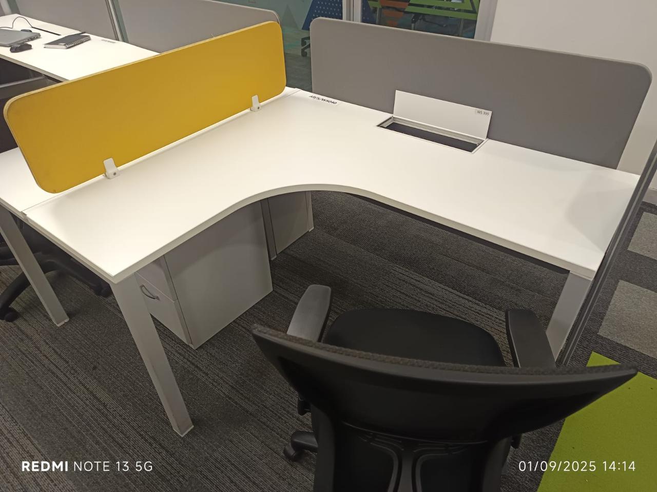 L-shape workstation with yellow divider panel