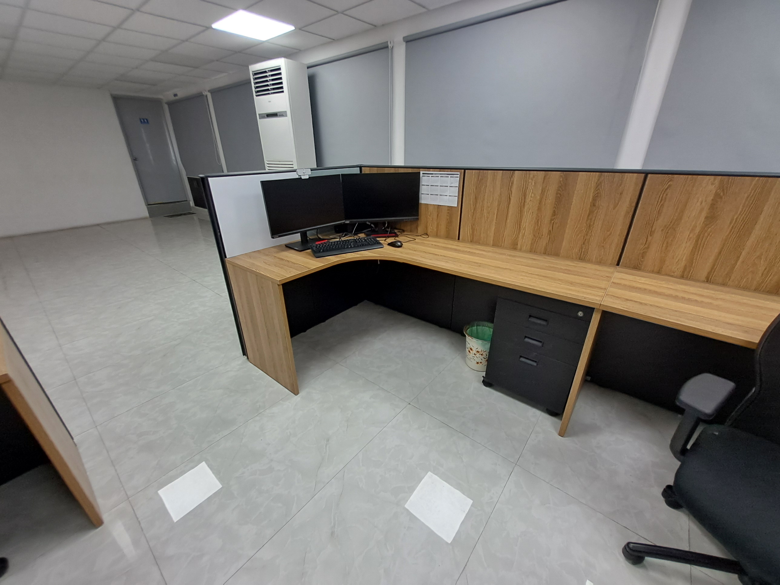 Executive L-shape workstation with wood laminate and black frame