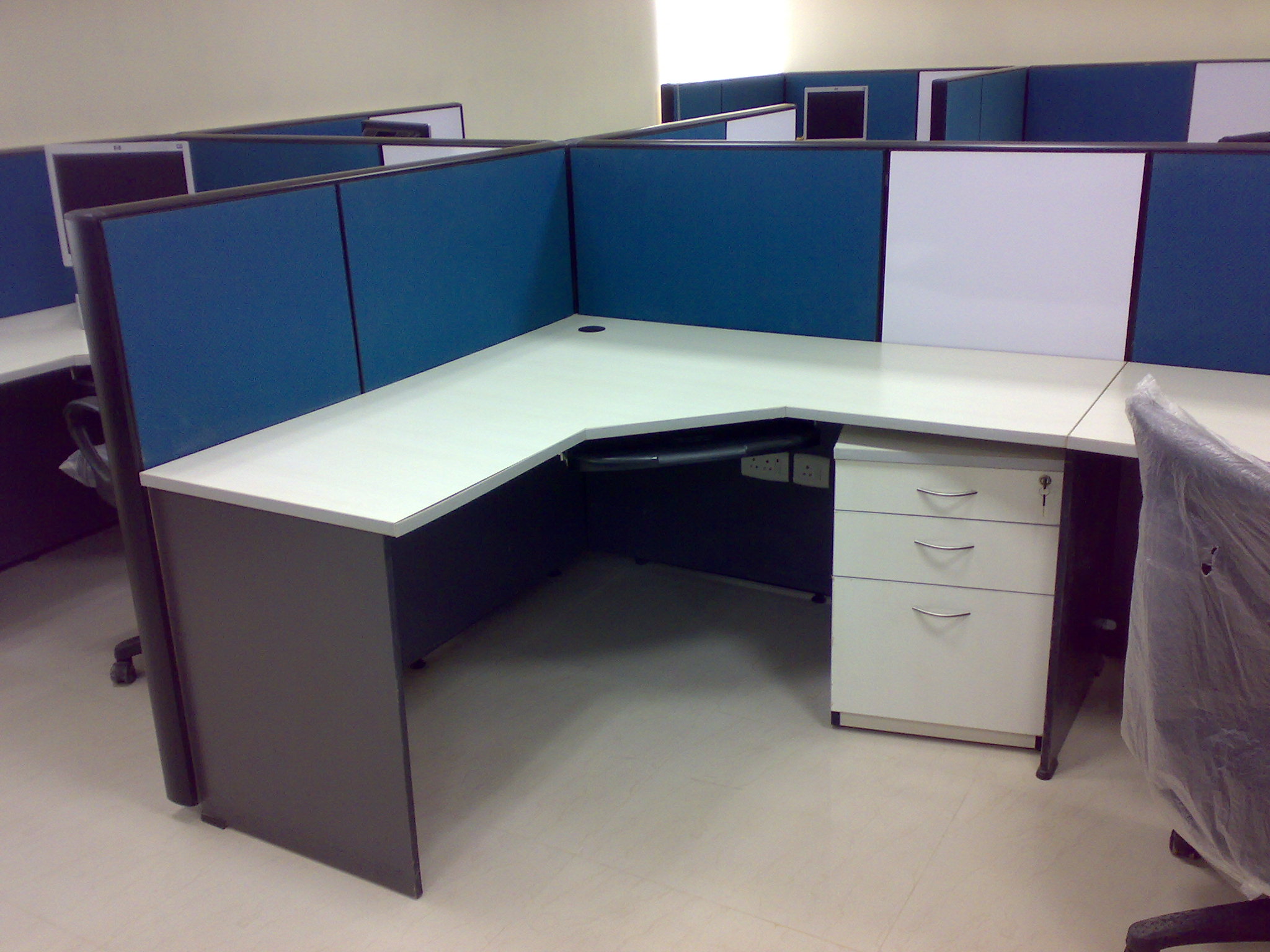 L-shape workstation with blue fabric dividers