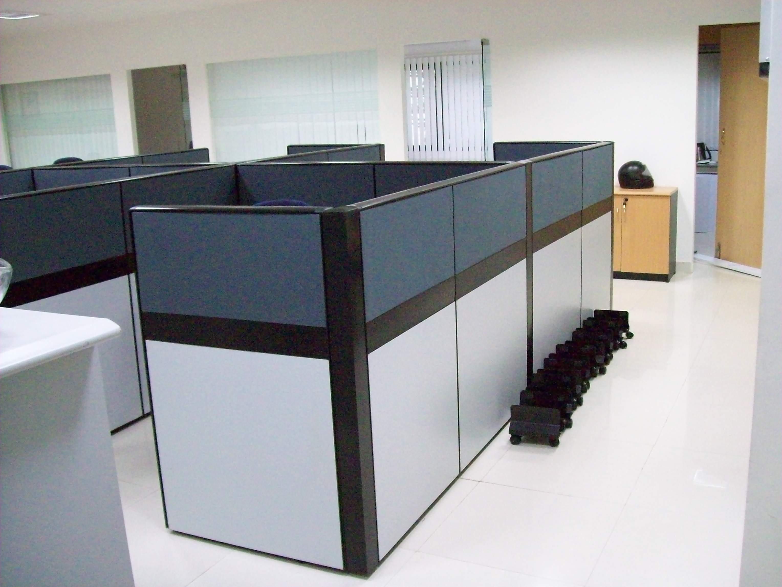 Full-height fabric cubicle workstation cluster
